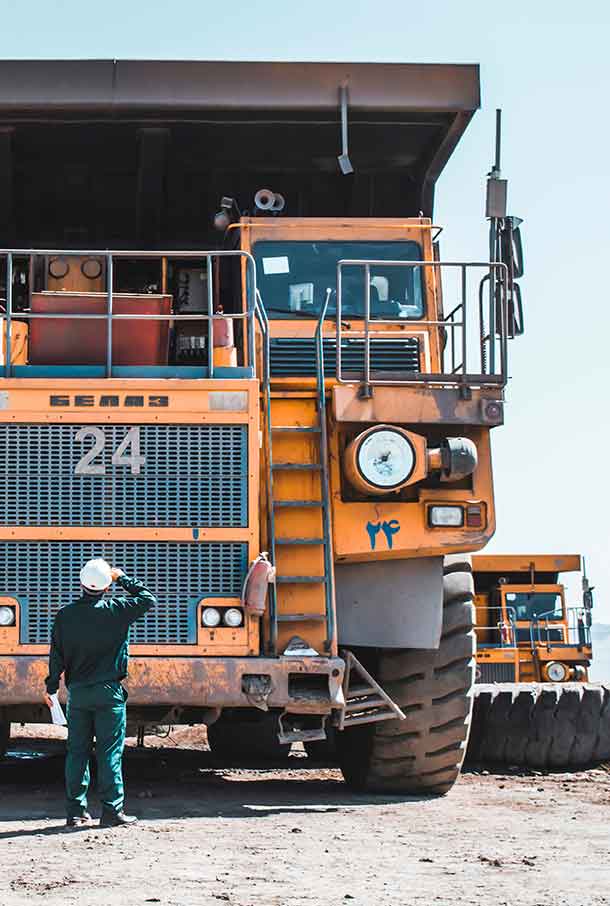 tractor con persona con casco blanco