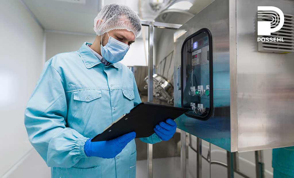 persona en laboratorio con cubrebocas