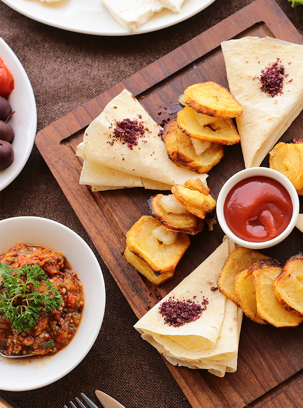 2023-inicia-con-tendencia-en-la-industria-de-alimentos-bebidas-Possehl-CH comida sobre mesa